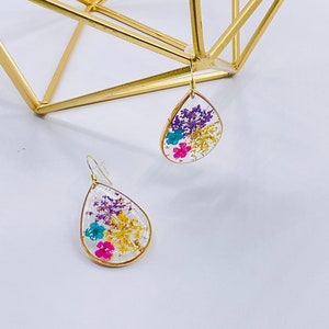 Handgemaakte oorbellen van hars met geperste bloemen: vergulde botanische sieraden