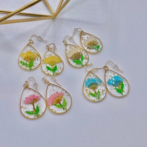 Hangoorbellen met harsbloem: vergulde geperste bloemensieraden