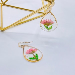 Pink Resin flower dangle drop earrings, pressed flower earrings, dried flower earrings, drop earrings, flower earrings, flower jewelry