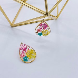 Hangoorbellen met harsbloem: vergulde geperste bloemensieraden