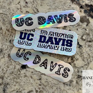 Benutzerdefinierte Namensaufkleber Inspiriert von UC Initials, wasserdichte und haltbare Aufkleber, UC Initials Kuhdruckaufkleber, College Aufkleber