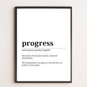 Puede incluir: Arte de pared imprimible en blanco y negro con la definición de la palabra "progreso". La definición es: "Movimiento hacia adelante hacia un destino deseado. El impulso que ganas a medida que avanzas para lograr tus objetivos."