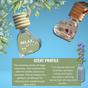 K&ouml;nnte beinhalten: Zwei herzf&ouml;rmige Auto-Lufterfrischer mit einer gr&uuml;nen und einer durchsichtigen Glasflasche. Die gr&uuml;ne Flasche tr&auml;gt den Text "Relax, Bitch" und "18 ml". Die durchsichtige Flasche enth&auml;lt kleine Steine und Blumen. Der Text "Scent Profile" befindet sich unter den Flaschen. Der Text beschreibt die D&uuml;fte von Salbei, Rosmarin, Kamille, Lavendel und aromatischen H&ouml;lzern und Kr&auml;utern.