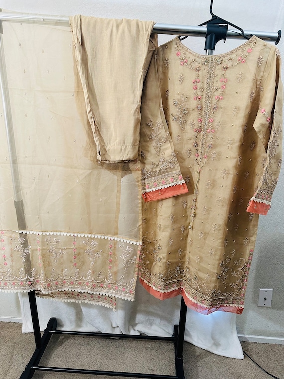 Pakistani original Bin saeed designer embroidered organza dress size(Large) Pakistani original Bin saeed designer embroidered organza dress size(Large)