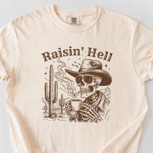 Raisin' Hell, Skelett Cowboy Sip Coffee, Comfort Colors®-skjorta, Vintage Graphic-tröja, Cool Western Bone, Country Rodeo Night, bartender, 2504-167