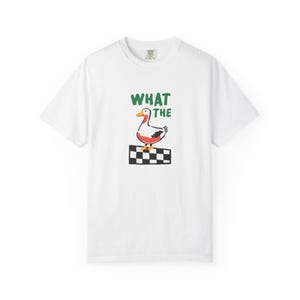 CG-022, "Qué pato", Camisa unisex lavada con colores cómodos, divertido juego de palabras con ganso, adorable pájaro de granja, dibujo a mano gracioso, tablero de ajedrez, generación Z, Y2K