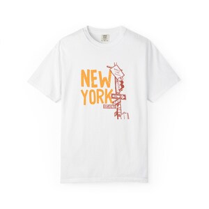 CG-032, New York, Maglietta unisex lavata Comfort Colors®, Cartello stradale di Broadway, Scarabocchio vintage disegnato a mano di New York, Regalo di viaggio urbano, Souvenir turistico