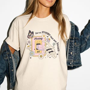 以下が含まれることがあります： クリーム色のTシャツに、
