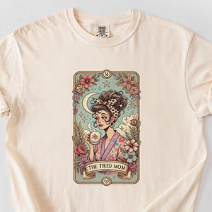 La maman fatiguée, carte de tarot rétro amusante, chemise Comfort Colors®, t-shirt graphique vintage, chemise tatouage, cadeau fête des mères, grand-mère, vie de maman, 2504-020
