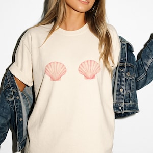 Sujetador de bikini rosa con conchas marinas, camiseta unisex lavada Comfort Colors®, divertida sirena playera, concha de verano minimalista y bonita, ideal para vacaciones de chicas, CG-056