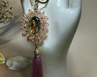 Portachiavi fatto a mano di Nostra Signora di Guadalupe: regalo religioso con perline di cristallo