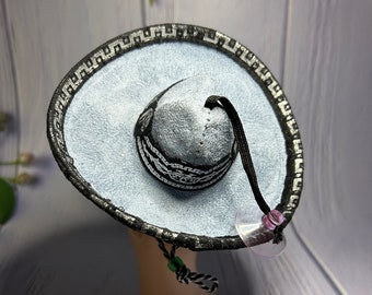 Mini cappello da cowboy in pelle scamosciata: ornamento per specchietto retrovisore di un&#39;auto western