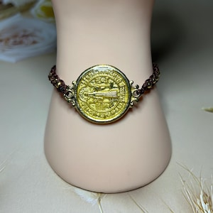 Bracelet Saint Benoît fait main : bijoux religieux en plaqué or