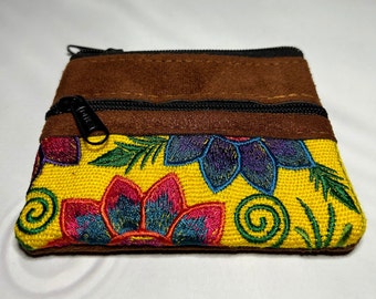 Pochette en daim faite main avec broderie florale, fabriquée artisanalement au Chiapas, cadeau unique pour elle, petite pochette pour pièce de monnaie