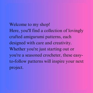 K&ouml;nnte beinhalten: Text auf einem blau-rosa Farbverlauf-Hintergrund: "Willkommen in meinem Shop! Hier finden Sie eine Sammlung liebevoll gefertigter Amigurumi-Anleitungen, jede mit Sorgfalt und Kreativit&auml;t entworfen. Egal, ob Sie gerade erst anfangen oder ein erfahrener H&auml;kler sind, diese einfach zu befolgenden Anleitungen werden Ihr n&auml;chstes Projekt inspirieren."