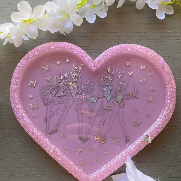 Vassoio Sailor Moon Pink Butterfly, vassoio farfalla olografica, arredamento artistico ragazza anime, vassoio decorativo Sailor Moon, vassoio gingillo farfalla