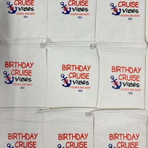 K&ouml;nnte beinhalten: Eine Ansammlung wei&szlig;er Stoffbeutel mit dem Aufdruck "BIRTHDAY CRUISE VIBES" in Rot und Blau, zusammen mit einer Ankergrafik. Der Text "CALONIA AND DAISY 2025" ist ebenfalls auf den Beuteln aufgedruckt. Die Beutel sind wahrscheinlich f&uuml;r eine Geburtstagsfeier auf einer Kreuzfahrt.