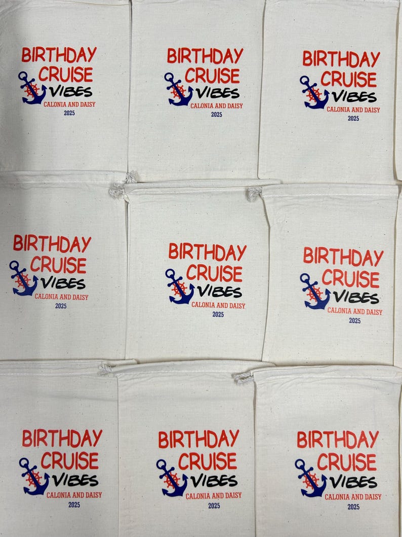 K&ouml;nnte beinhalten: Eine Ansammlung wei&szlig;er Stoffbeutel mit dem Aufdruck "BIRTHDAY CRUISE VIBES" in Rot und Blau, zusammen mit einer Ankergrafik. Der Text "CALONIA AND DAISY 2025" ist ebenfalls auf den Beuteln aufgedruckt. Die Beutel sind wahrscheinlich f&uuml;r eine Geburtstagsfeier auf einer Kreuzfahrt.