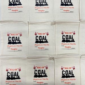 K&ouml;nnte beinhalten: Beige Stoffbeutel mit dem Text "BAG OF COAL" in Schwarz und einer Santa Claus-Grafik. Der Text "Straight from the North Pole for the Naughty among us" ist darunter gedruckt. Weihnachtsgeschenkt&uuml;ten.