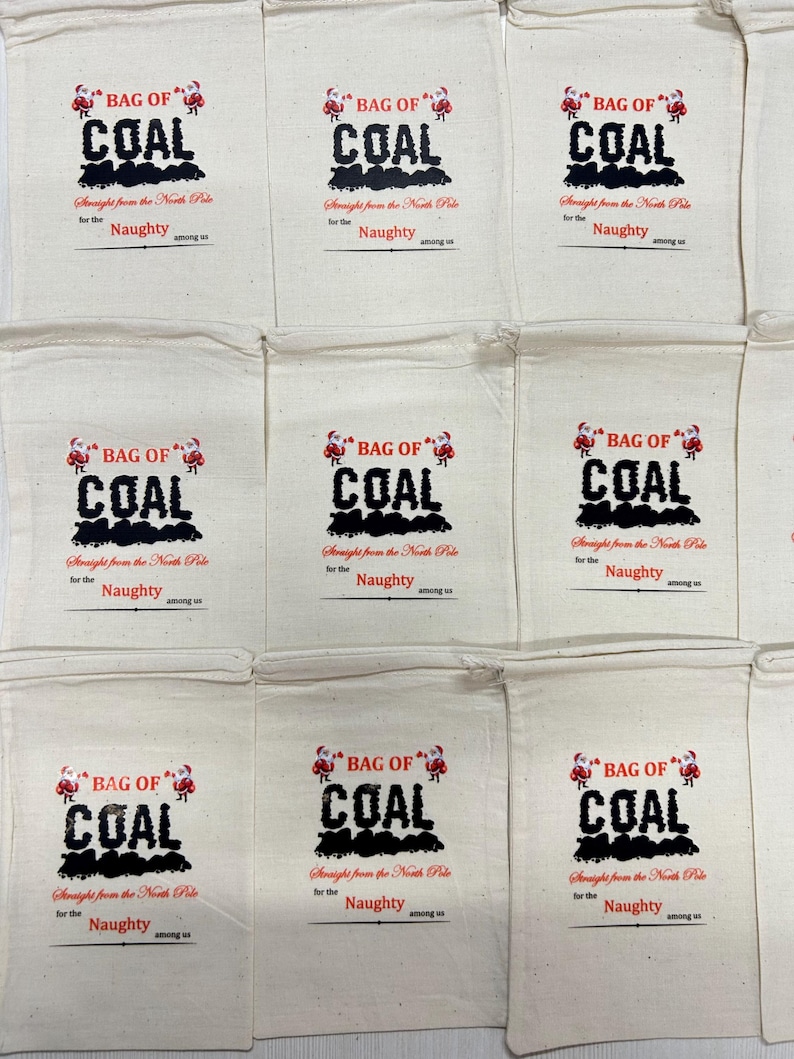 K&ouml;nnte beinhalten: Beige Stoffbeutel mit dem Text "BAG OF COAL" in Schwarz und einer Santa Claus-Grafik. Der Text "Straight from the North Pole for the Naughty among us" ist darunter gedruckt. Weihnachtsgeschenkt&uuml;ten.