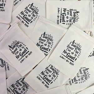 K&ouml;nnte beinhalten: Eine Ansammlung von cremefarbenen Leinens&auml;cken mit schwarzem Text. Jeder Beutel tr&auml;gt den Schriftzug "I Solemnly Swear That I'm Up To No Good" mit einem Design im Zauberer-Stil und "Ashlee's Hen Night".