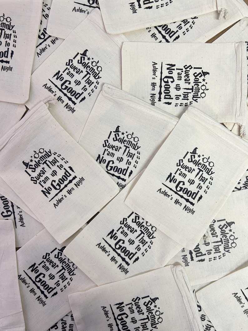 K&ouml;nnte beinhalten: Eine Ansammlung von cremefarbenen Leinens&auml;cken mit schwarzem Text. Jeder Beutel tr&auml;gt den Schriftzug "I Solemnly Swear That I'm Up To No Good" mit einem Design im Zauberer-Stil und "Ashlee's Hen Night".