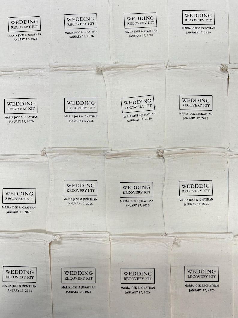 K&ouml;nnte beinhalten: Eine Anordnung von cremefarbenen Stoffbeuteln, jeweils mit "WEDDING RECOVERY KIT", den Namen "MARIA JOSE & JONATHAN" und dem Datum "JANUARY 17, 2026" in Schwarz bedruckt. Die Beutel sind f&uuml;r eine Hochzeit.