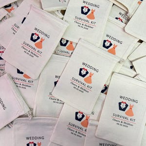 K&ouml;nnte beinhalten: Eine Sammlung cremefarbener Hochzeits-Survival-Kit-Taschen. Jede Tasche zeigt das Wort "WEDDING" &uuml;ber einer Grafik eines Smokings und Kleides, mit dem Text "SURVIVAL KIT" sowie Namen und Datum.