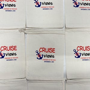 K&ouml;nnte beinhalten: Wei&szlig;e Canvas-Tragetaschen mit dem Aufdruck "CRUISE VIBES" in Rot und Blau, zusammen mit einer Ankergrafik. Der Text "SYMPHONY OF THE SEAS NOVEMBER 2, 2025" ist darunter gedruckt. Mehrere Taschen sind sichtbar.