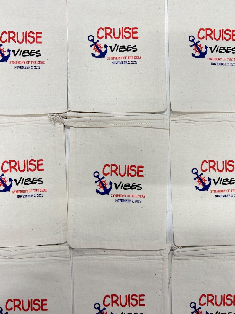 K&ouml;nnte beinhalten: Wei&szlig;e Canvas-Tragetaschen mit dem Aufdruck "CRUISE VIBES" in Rot und Blau, zusammen mit einer Ankergrafik. Der Text "SYMPHONY OF THE SEAS NOVEMBER 2, 2025" ist darunter gedruckt. Mehrere Taschen sind sichtbar.