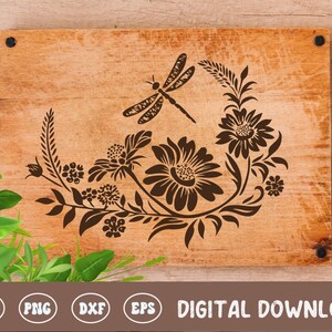 Puede incluir: Una descarga digital de un diseño de silueta en blanco y negro con una libélula y elementos florales. El diseño es perfecto para proyectos de manualidades, como cortar, grabar o grabar.