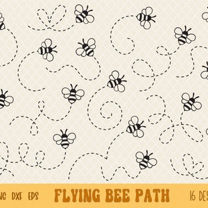 Può includere: Un set di 16 file di taglio SVG di api in bianco e nero. Ogni ape vola lungo un percorso di linea punteggiata. Il testo "Flying Bee Path" e "16 Designs" è nella parte inferiore dell'immagine.