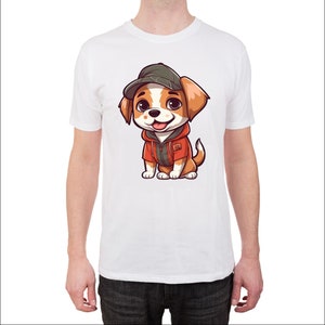 Könnte beinhalten: Weißes T-Shirt mit einem Cartoon-Bild eines braunen und weißen Welpen, der eine rote Kapuzenjacke und eine grün-braune Baseballkappe trägt. Der Welpe lächelt und hat eine schwarze Nase.