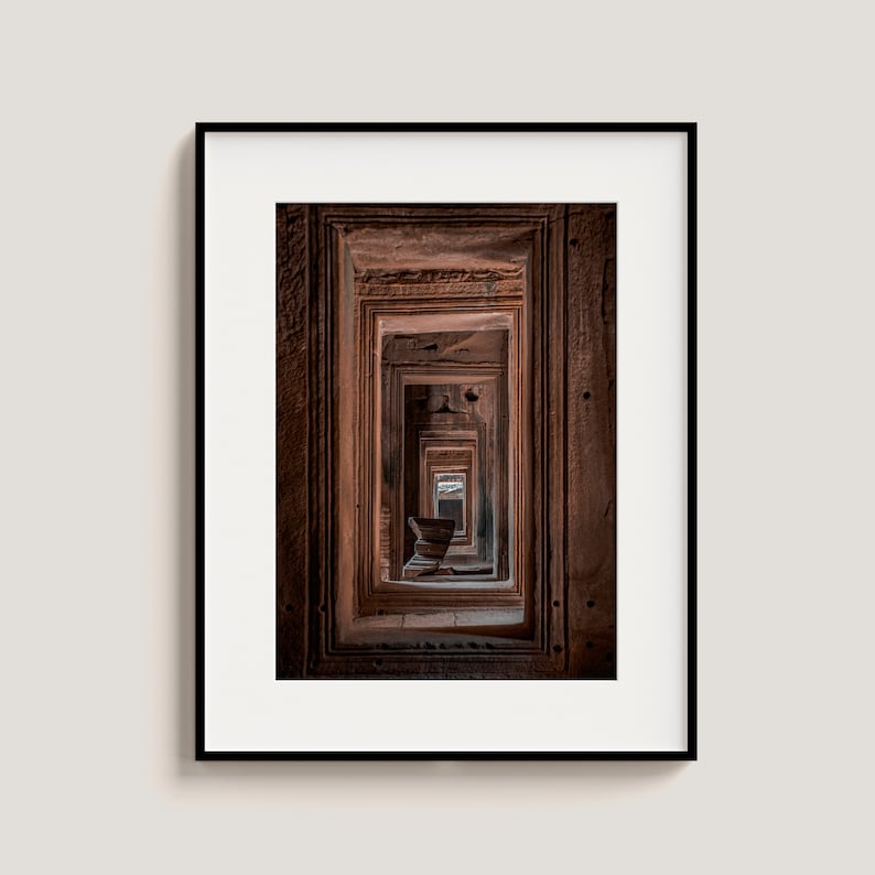 Peut inclure: Une photographie d'un couloir avec de multiples portes, chacune menant &agrave; une autre porte. Les portes sont en pierre et sont toutes de la m&ecirc;me taille. Le couloir est sombre et la lumi&egrave;re au bout du couloir est &agrave; peine visible.