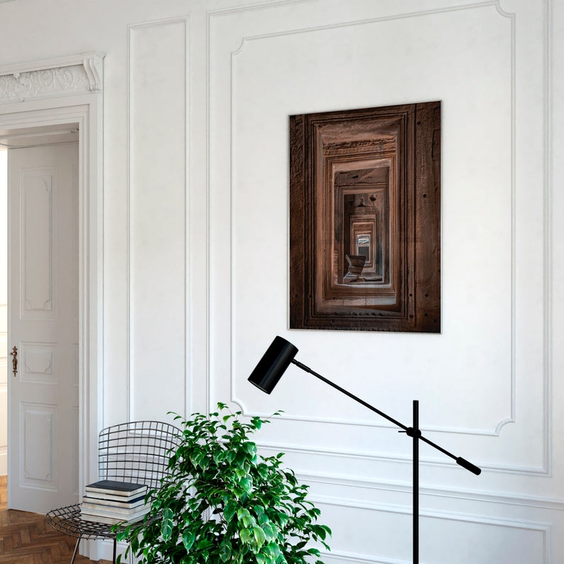 Peut inclure: Un lampadaire noir avec un long bras r&eacute;glable et un abat-jour cylindrique. La lampe est plac&eacute;e dans une pi&egrave;ce blanche avec une porte en bois et une photographie encadr&eacute;e d'une porte en bois.