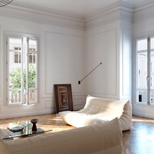 Peut inclure: Un canap&eacute; modulaire blanc avec un sol en bois clair et de grandes fen&ecirc;tres dans un salon moderne.
