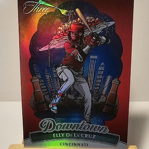 Reimpresión de la tarjeta de béisbol novedosa Panini Three And Two Baseball n.° 18 del centro de la MLB de Elly De La Cruz 2024