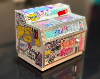 Congelador 7-Eleven a escala 1/12 con luz de trabajo, grafiti, pegatinas adhesivas para exhibición de dioramas, accesorios e imán.