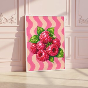 Può includere: Stampa artistica incorniciata con un gruppo di lamponi rossi maturi. Le bacche sono di un rosso vibrante con trame dettagliate, contrastate da foglie verdi. Lo sfondo presenta un motivo ondulato rosa e pesca.