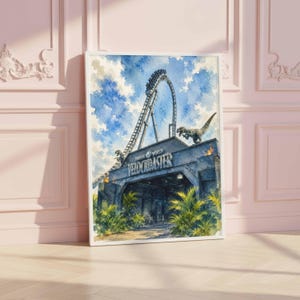 Puede incluir: Una lámina de arte en acuarela que muestra la entrada de Jurassic World VelociCoaster con una vía de montaña rusa elevándose hacia un cielo azul con nubes blancas. Una estatua de dinosaurio corona la estructura azul con el texto VelociCoaster.