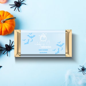 青いハロウィンベビーシャワーチョコレートの包み紙：「赤ちゃんが生まれます」（印刷可能なテンプレート）