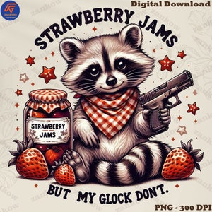 Puede incluir: Un mapache de dibujos animados con un pañuelo rojo y blanco a cuadros sostiene una pistola negra en una mano y un tarro de mermelada de fresa en la otra. El mapache está sentado sobre un fondo marrón claro con fresas rojas y estrellas. El texto "STRAWBERRY JAMS" está por encima del mapache y el texto "BUT MY GLOCK DONT." está por debajo del mapache. El texto "PNG - 300 DPI" está en la esquina inferior derecha.