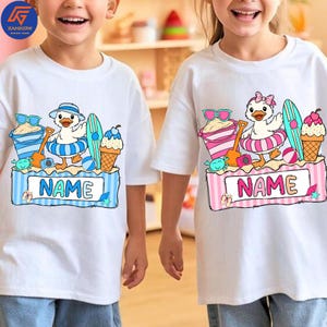 Könnte beinhalten: Weiße T-Shirts mit einem farbenfrohen Strandmotiv. Das Design zeigt eine Ente mit Hut und Schwimmring, Sonnenbrille, Eiswaffeln und das Wort "NAME" auf einem Banner. Für Kinder.