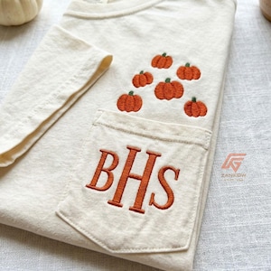 Comfort Colors T-shirt met geborduurde pompoen op de borstzak, gepersonaliseerd T-shirt met monogram en herfstprint, Hello Fall shirt, gezellig herfstcadeau