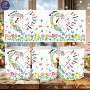 Può includere: Tazza in ceramica bianca con un design floreale a forma di cuore, con le parole "Nonna" e "Mamma", insieme a nomi e farfalle. Un design rettangolare abbinato è sopra le tazze. Le tazze sono su una superficie di legno.