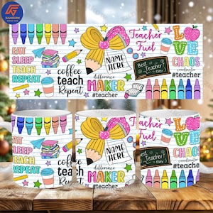Puede incluir: Taza de cerámica blanca con un diseño colorido con lápices, crayones y las palabras "Teacher Fuel", "Eat Sleep Teach Repeat" y "Difference Maker". La taza tiene un tema de profesor con una pizarra y una manzana.