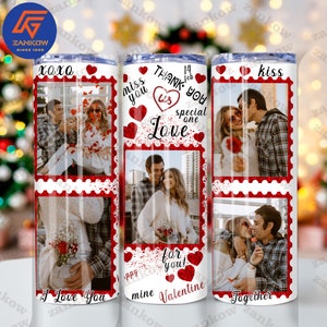 Op de afbeelding: Een witte tumbler met rode glitteraccenten en een rode rand. De tumbler heeft vier afbeeldingen van stellen met de tekst "xoxox", "miss you", "14 feb THANK YOU us special one Love", "kiss", "for you! mine Valentine", "I Love You" en "Together".