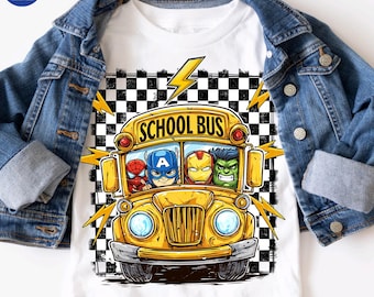 PNG de superhéroe retro para la vuelta al cole, PNG de autobús escolar de héroes, PNG de niño de dibujos animados en el primer día de clase, diseño de camiseta de dibujos animados de moda para niños en la escuela