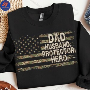 Papá retro, esposo, protector, héroe (Personaje con camiseta de camuflaje), camisa de caza (Personaje con camiseta de camuflaje), el mejor papá (Personaje con camiseta de camuflaje), regalo del Día del Padre, papá militar (Personaje con camiseta de camuflaje)