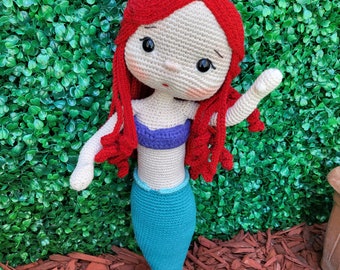 Gehaakte zeemeerminpoppen: amigurumipop prinses Ariel en koning Triton. Handgemaakte poppen als eindproduct